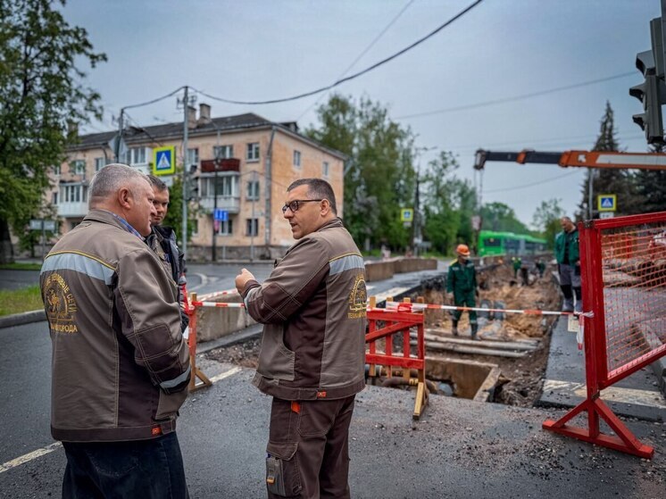 На улице Максима Горького в Пскове продолжается реконструкция тепловых сетей