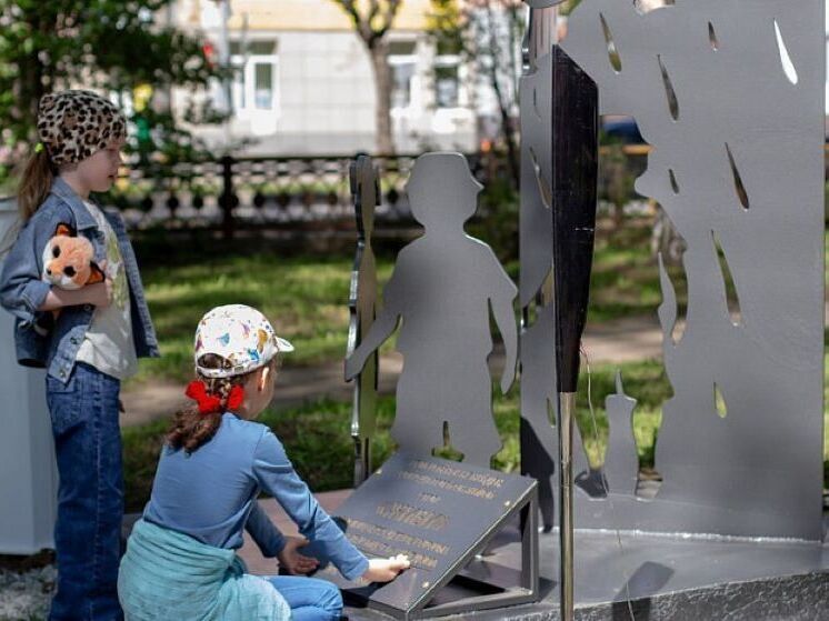 «Живи»: В Кирове открыли стелу в память о пропавших детях