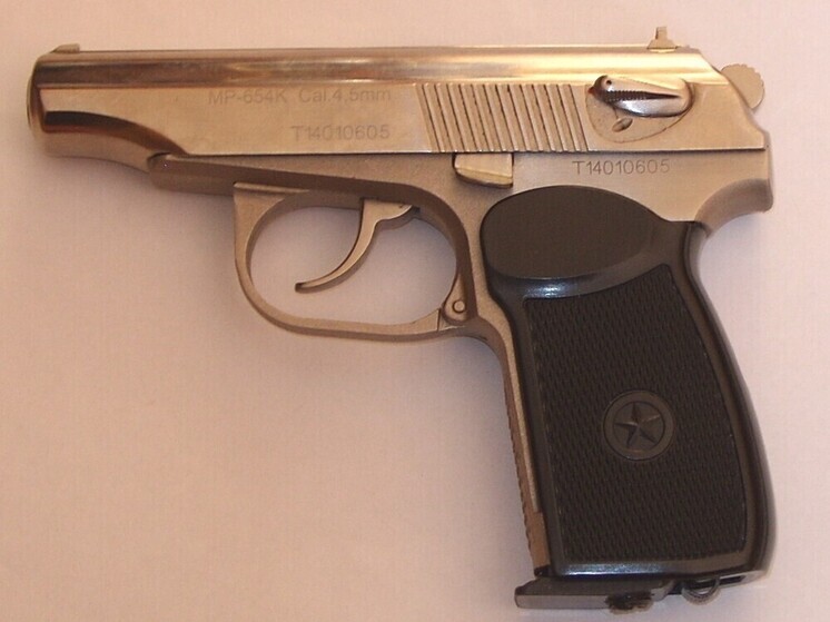 В Ингушетии покупатель случайно выстрелил себе в руку в пекарне