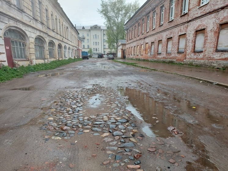 Участок мостовой XIX века останется в Банковском переулке Архангельска