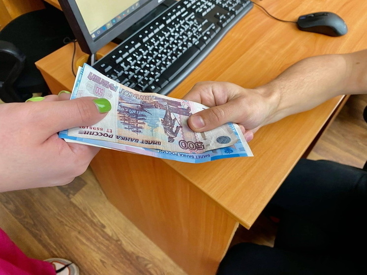 Женщина из Омска потеряла 300 тысяч рублей из-за телефонного мошенника