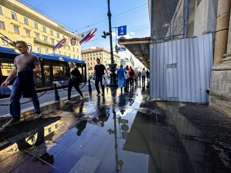 Прорыв трубы на Невском №23 подмочил проспект