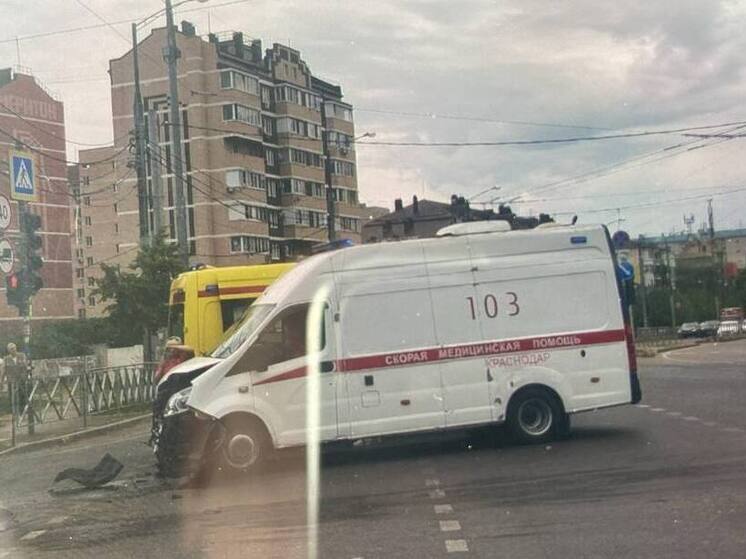 В Краснодаре на Восточно-Кругликовской произошла авария с участием «скорой»