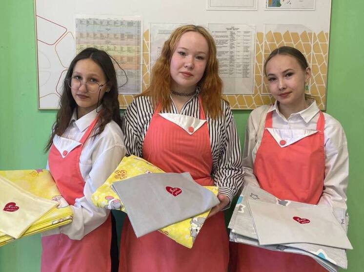 Школьницы из ЯНАО сшили постельное белье для детей Донбасса