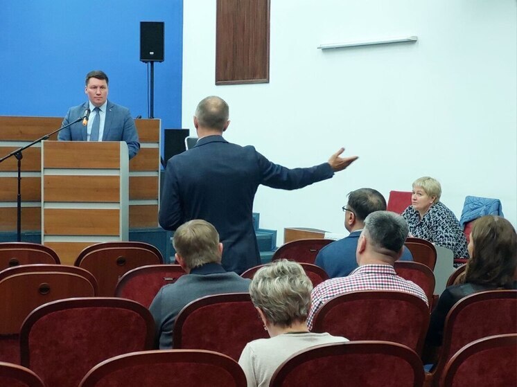 Молодняков отчитался перед депутатами о работе администрации Саяногорска