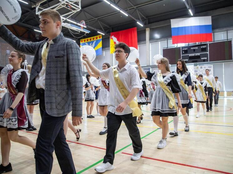 Торжественное прощание с учёбой состоялось в Нововоронеже, городе-спутнике Нововоронежской АЭС, 24 мая. Последний школьный звонок прозвучал в учебных заведениях города. Отличившихся учеников поощрили ценными призами в рамках корпоративного проекта «Школьник Росатома: собери портфель пятёрок».