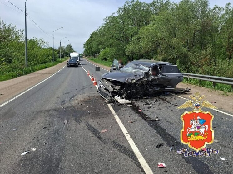 Водитель и пассажир иномарки получили травмы в ДТП в Дмитровском округе