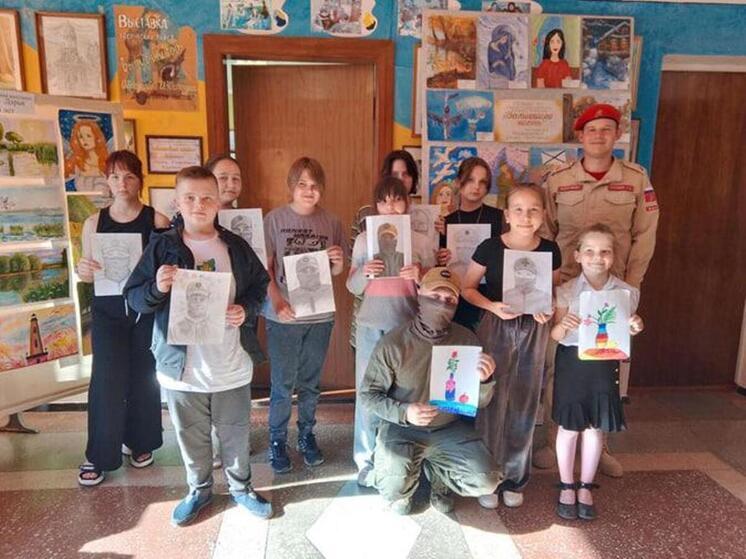 В Геническе дети нарисовали участника СВО в рамках акции «Портрет героя»