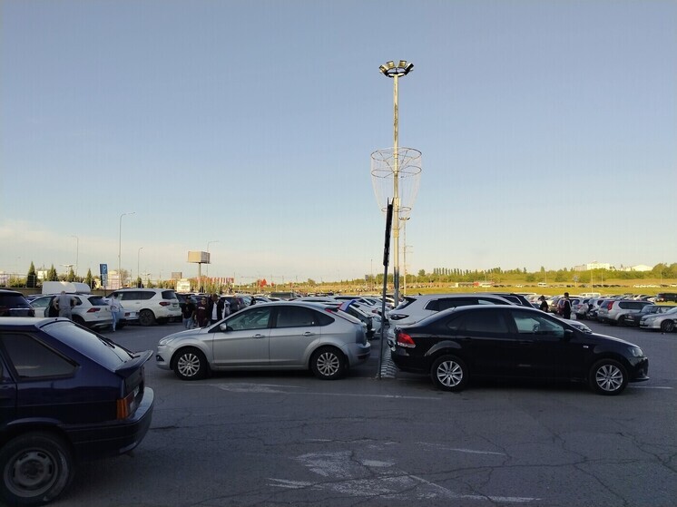 В Старом Осколе будут закрывать парковку ТЦ по ночам из-за громкой молодежи