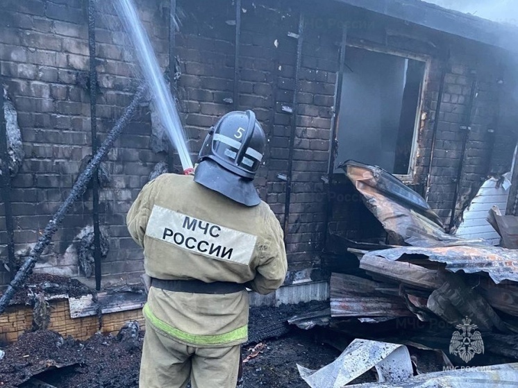 В Орловском округе пожарные тушили дом и хозпостройки