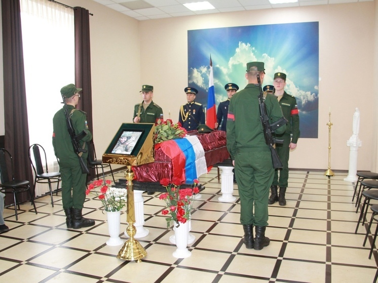 С воинскими почестями в Тверской области похоронили погибшего на СВО бойца