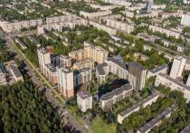 В Северной столице продолжается реализация программы «Реновация застроенных территорий», направленной на обновление ветхого жилого фонда и развитие социальной инфраструктуры. В рамках программы переселяют семьи из старых домов в новые квартиры, а также возводят современные школы и детские сады.