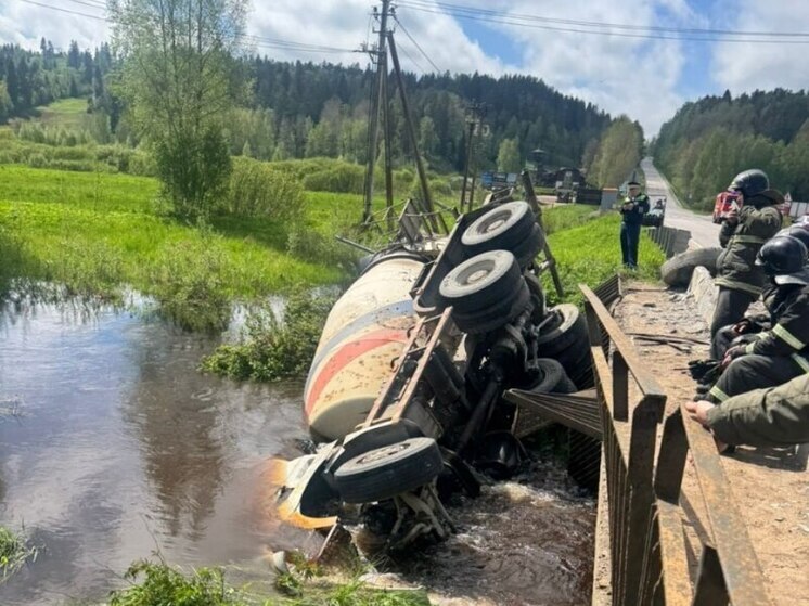 В Приозерском районе водитель бетономешалки погиб после падения машины с моста