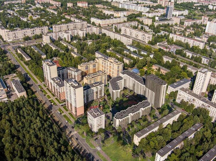 В Северной столице продолжается реализация программы «Реновация застроенных территорий», направленной на обновление ветхого жилого фонда и развитие социальной инфраструктуры. В рамках программы переселяют семьи из старых домов в новые квартиры, а также возводят современные школы и детские сады.