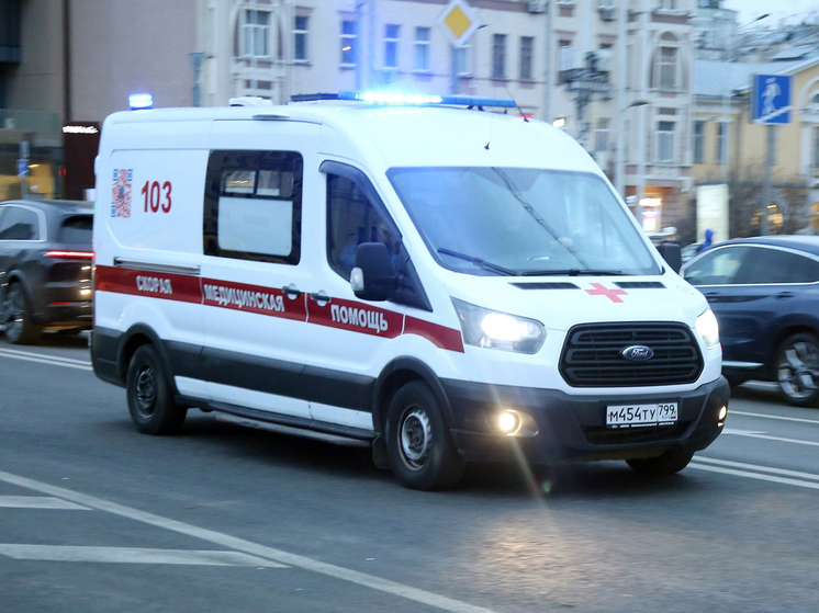  Автомобиль сорвался с домкрата и насмерть придавил ремонтировавшего его владельца на улице Большая Академическая на севере Москвы 27 мая.