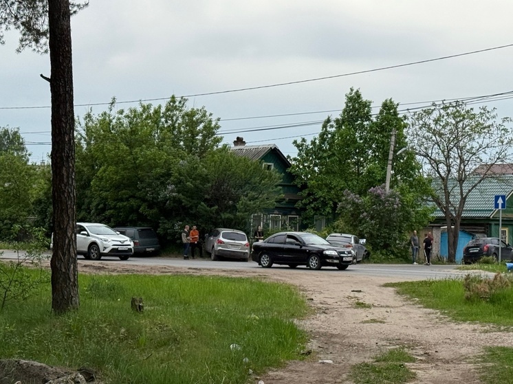 Возле детсада в Твери произошло серьезное ДТП: машины вылетели в кусты