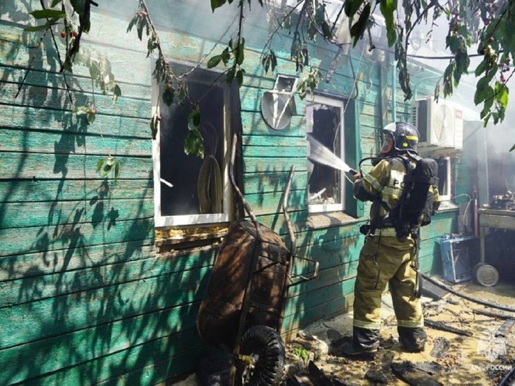 На севере Волгограда горели частный дом с пристройкой на площади 120 кв. метров