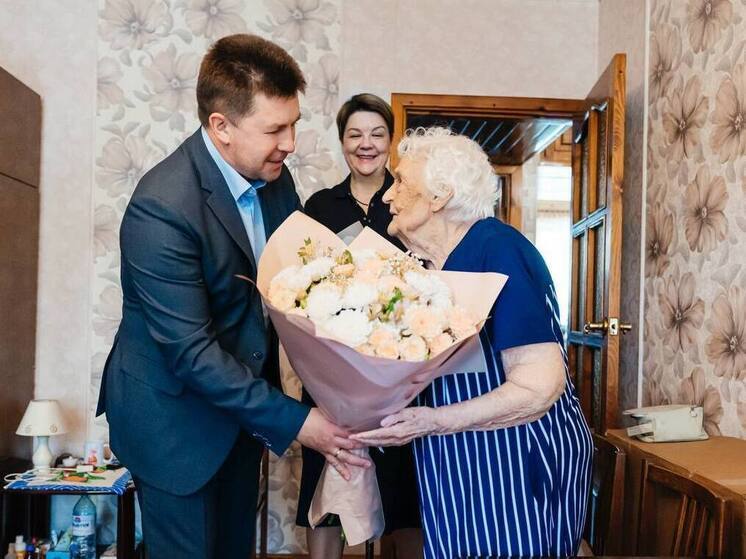 В Липецке поздравили ветерана с 100-летним юбилеем