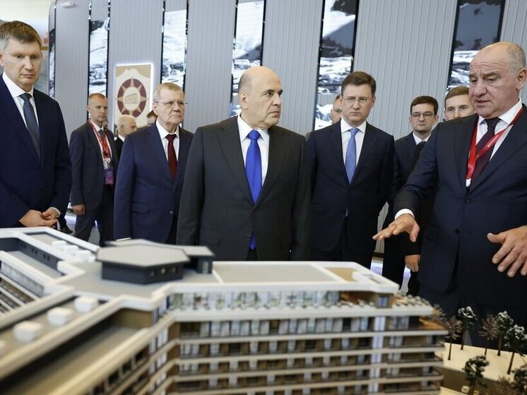 Михаил Мишустин ознакомился с выставкой на Кавказском инвестиционном форуме-2025