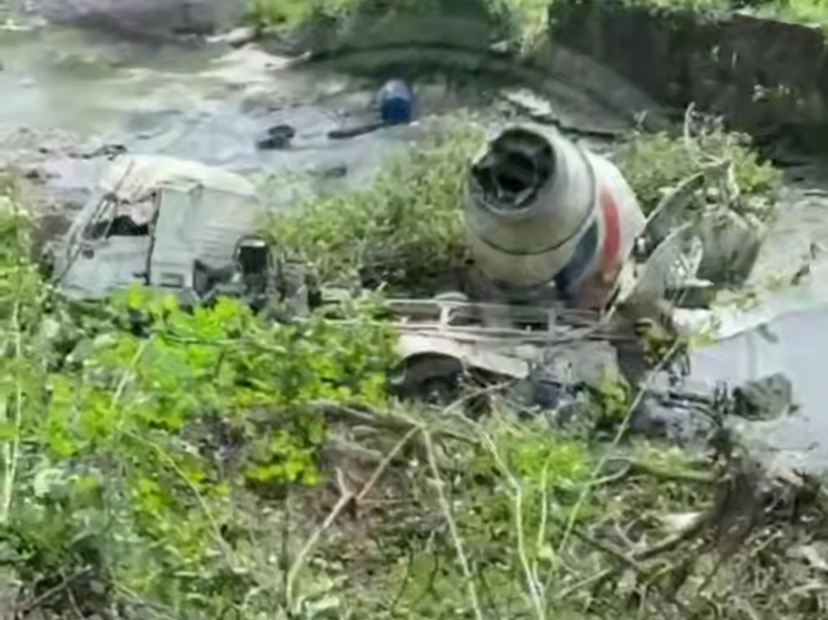 В Адлерском районе бетономешалка рухнула в реку с обрыва