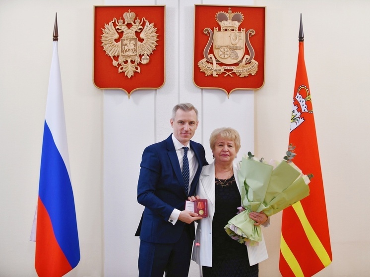 Губернатор Смоленской области Василий Анохин наградил Елену Ульяненкову медалью «Патриот Смоленщины»