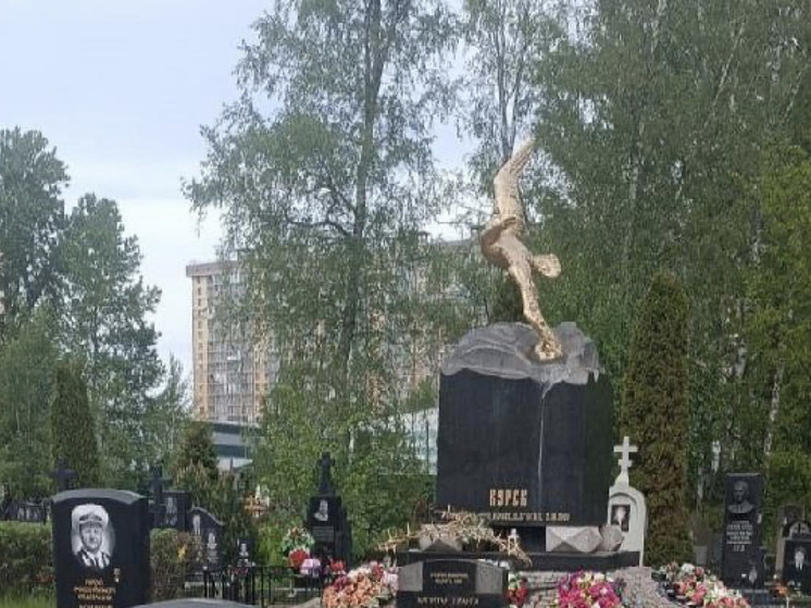 «Реставратор» незаконно раскрасил мемориал морякам на Серафимовском кладбище
