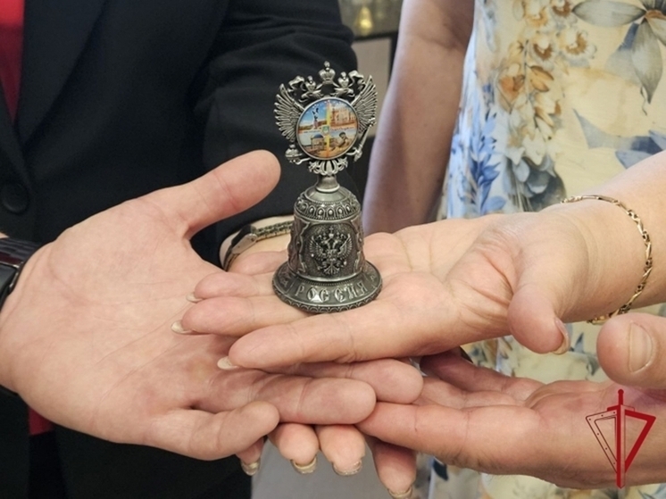 Коллекция колокольчиков школьного музея в ЛНР пополнилась подарком из Биробиджана