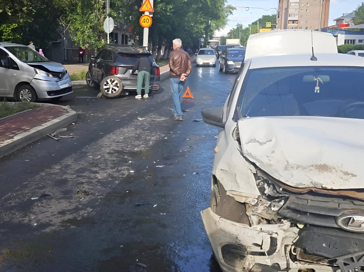Тройное ДТП на проспекте Фрунзе в Томске закончилось госпитализацией