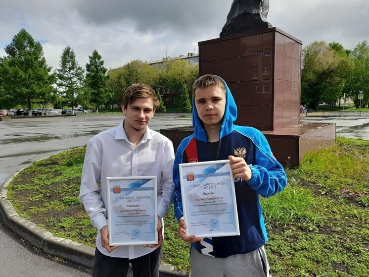 Студент из Кузбасса вместе с другом вытащил человека из пылающего дома