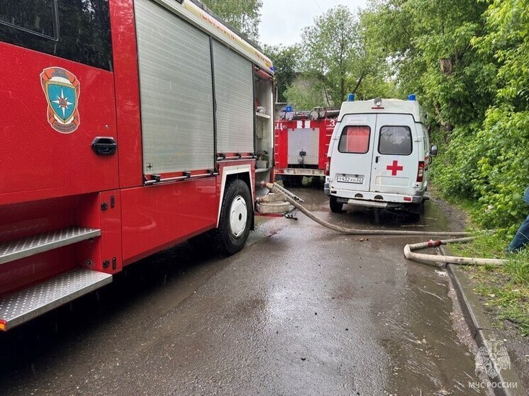 При пожаре в Барнауле женщина и ребенок получили травмы
