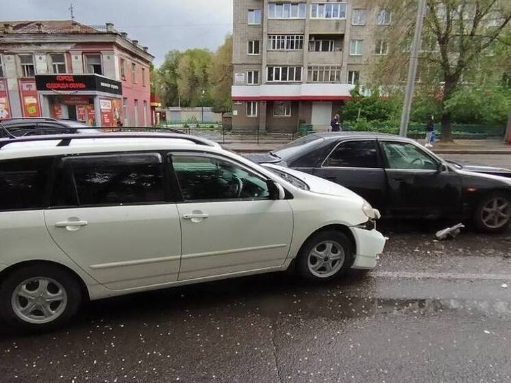 В Абакане возле автовокзала столкнулись три автомобиля