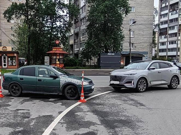 В Великом Новгороде 21-летний водитель «подставил» пассажирку, нарушив ПДД