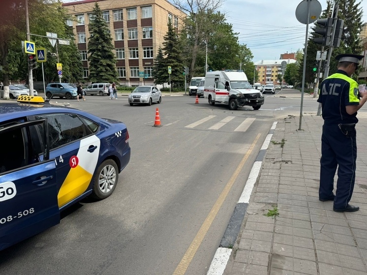 В Орле при столкновении такси и «скорой» пострадала женщина