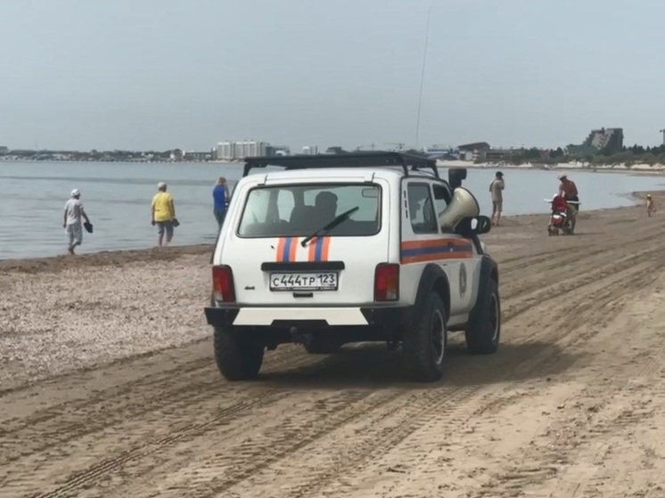 В Анапе автопатрули выгоняют отдыхающих с загрязнённых пляжей