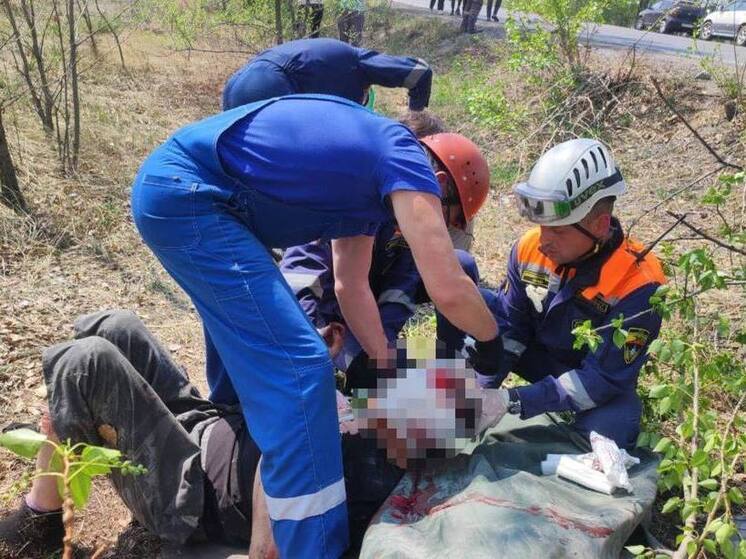 Двух детей и трех взрослых достали спасатели из покореженных машин в Чите
