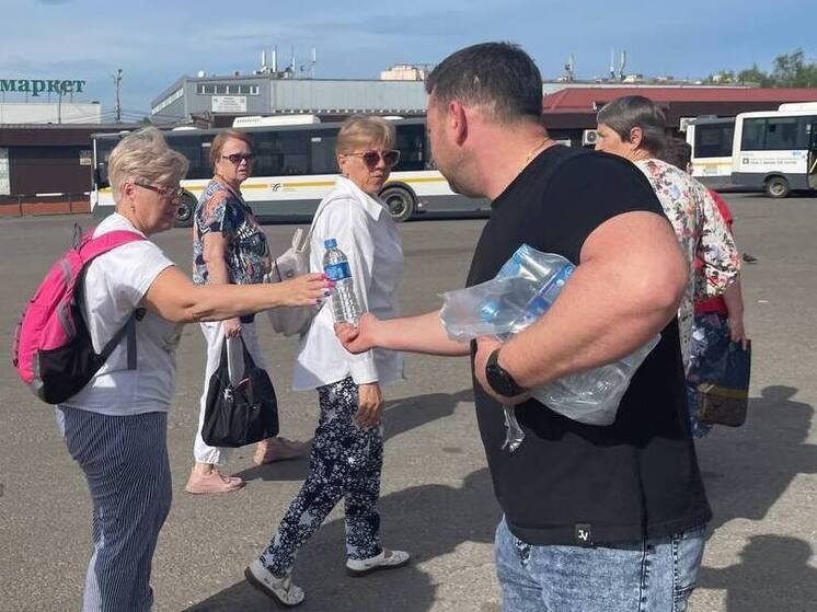 В Подмосковье пассажирам в жару начали раздавать воду