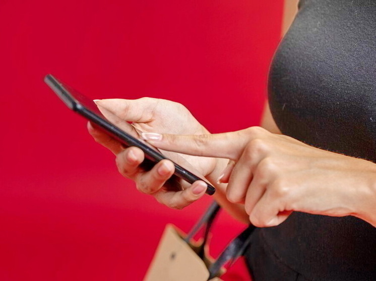 IT-эксперт Зыков: в России треть граждан старше 35 лет заклеивают камеру на гаджетах