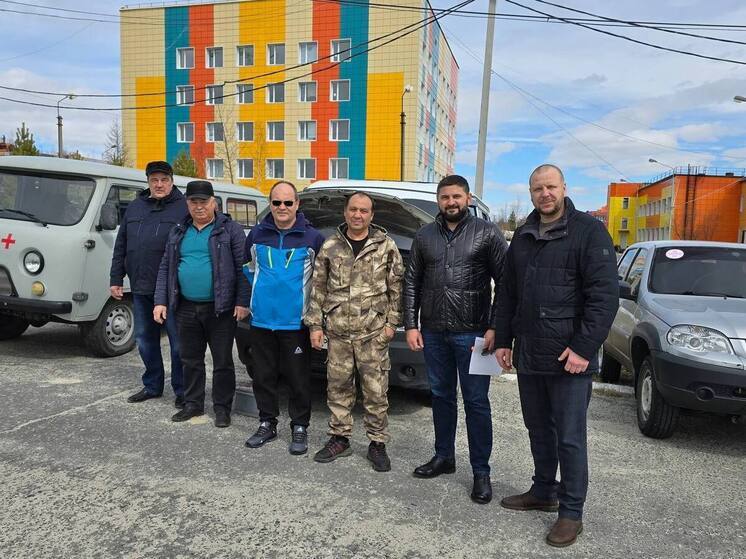 Медики Муравленко передали бойцам СВО 3 автомобиля