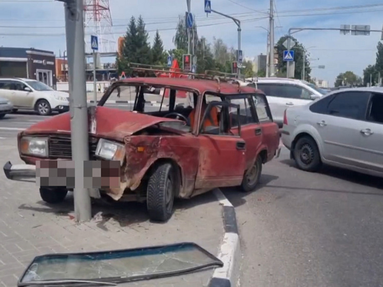 В Белгороде «четверка» въехала металлический столб: пострадал водитель