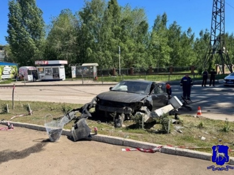 Водитель Mazda влетел в столб и отправился в больницу в Самарской области 27 мая