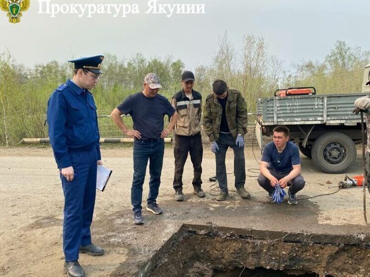 В Нюрбе на мосту по улице Кудряшова образовался провал глубиной около двух метров