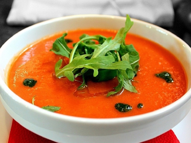 Бренд-шеф Прокофьев: холодные супы и салаты помогают легче переносить жару