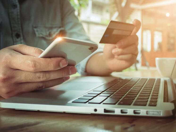 Как безопасно оплачивать покупки картой и через телефон: правила защиты ваших средств