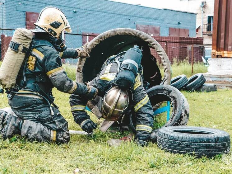 В Пскове состоялись соревнования на звание «Лучшее звено газодымозащитной службы»