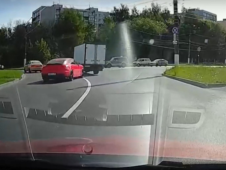 В Твери водитель снял на видео лихача и сам нарушил правила дорожного движения