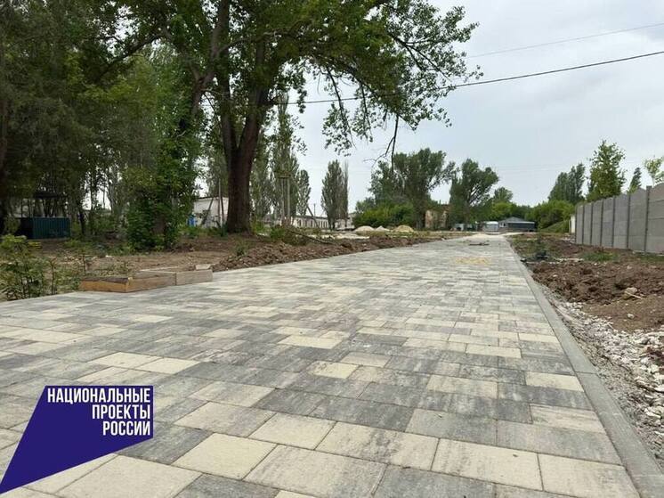 В поселке Нижнегорский обновляют парковую зону