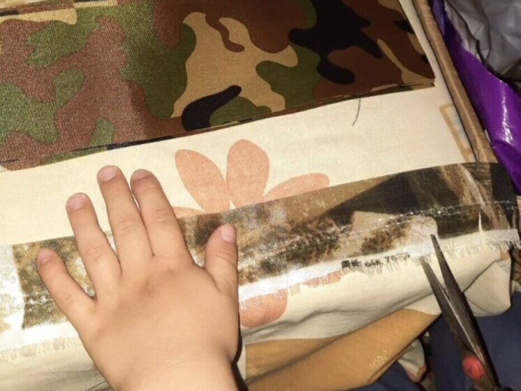 Четырехлетний ессентучанин помогает бабушке плести масксети для бойцов СВО