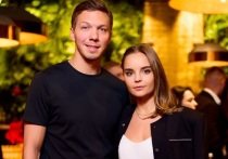 Художественная гимнастка Дина Аверина и ее жених, олимпийский чемпион по танцам на льду Дмитрий Соловьев умилили поклонников, показав видео с отдыха. Влюбленные ходят обнявшись и не жалеют друг для друга ласковых слов.