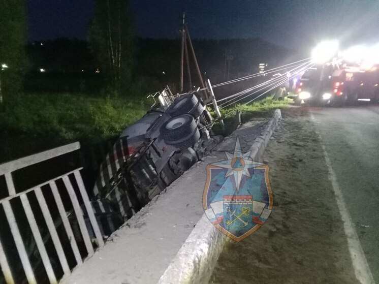 В Приозерском районе водитель упавшей в реку машины утонул, зажатый в кабине