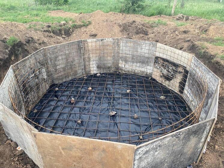 Шефы залили фундамент водонапорной башни в поселке Азов